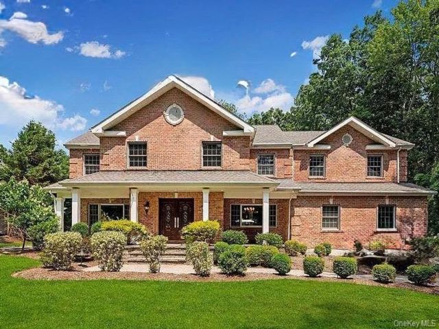  5 BR,  5.00 BTH &nbsp;Colonial style home in Dix Hills