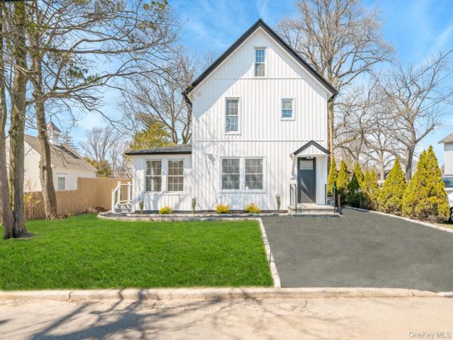  4 BR,  3.00 BTH &nbsp;Colonial style home in Babylon
