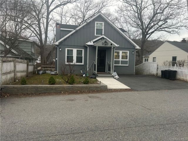  2 BR,  2.00 BTH &nbsp;Cape cod style home in Lake Peekskill