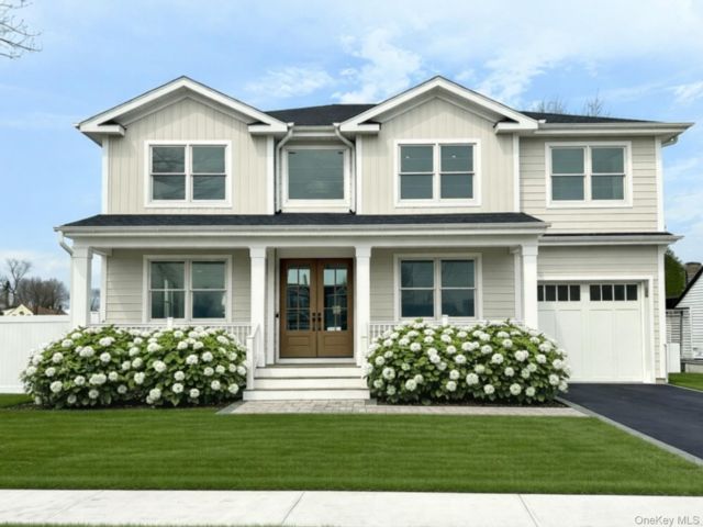  5 BR,  5.00 BTH &nbsp;Other style home in Levittown