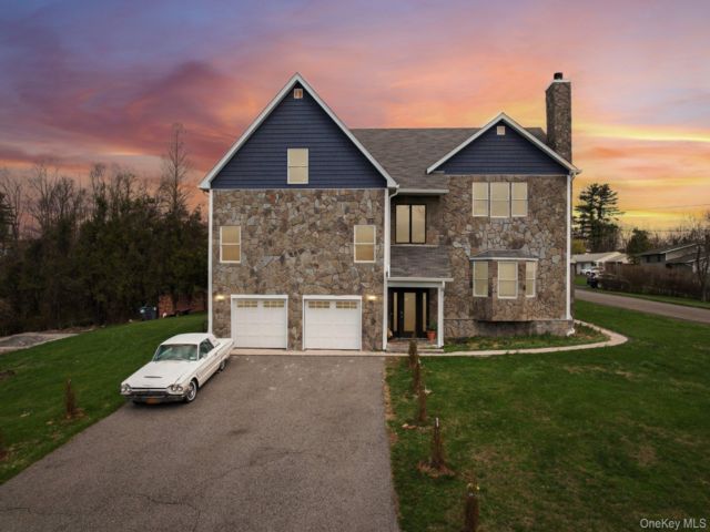  5 BR,  4.00 BTH &nbsp;Split level style home in Newburgh