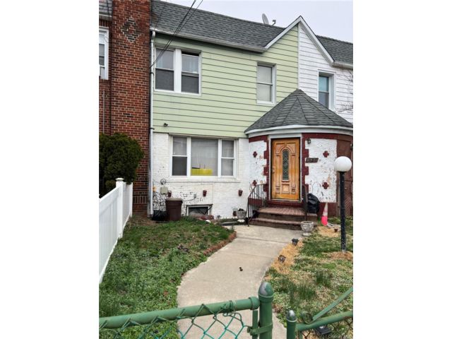  3 BR,  2.00 BTH &nbsp;Tudor style home in Saint Albans