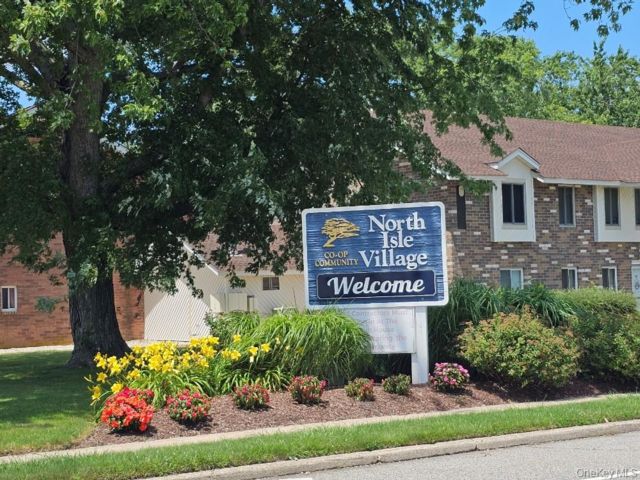  2 BR,  2.00 BTH &nbsp;Garden style home in Coram