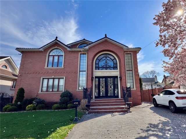 4 BR,  5.00 BTH &nbsp;Colonial style home in Little Neck