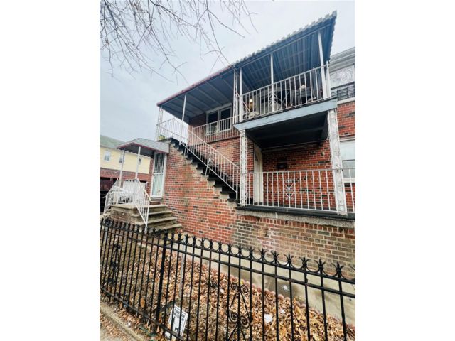 8 BR,  4.00 BTH &nbsp;House style home in Pilgrim
