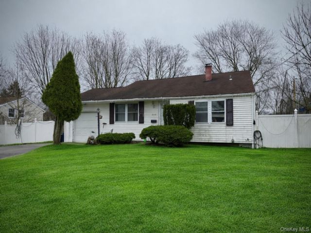  4 BR,  2.00 BTH &nbsp;Split level style home in Medford