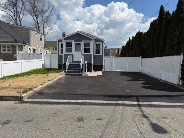  2 BR,  1.00 BTH &nbsp;Cape cod style home in Copiague