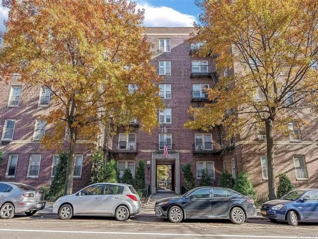 [Woodside Real Estate, listing number 7275150]