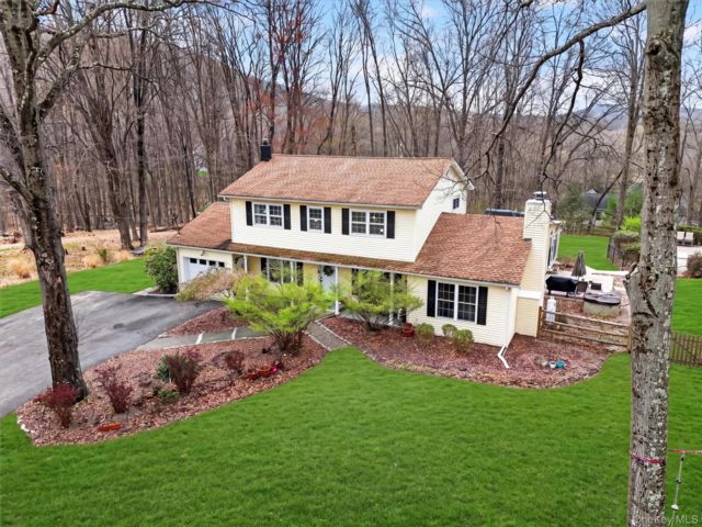  4 BR,  3.00 BTH &nbsp;Colonial style home in Washingtonville