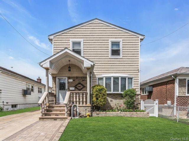  4 BR,  3.00 BTH &nbsp;Colonial style home in Whitestone