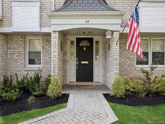  2 BR,  3.00 BTH &nbsp;Condo style home in Manhasset