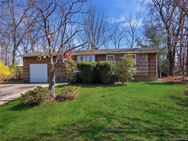  4 BR,  3.00 BTH &nbsp;Ranch style home in East Setauket