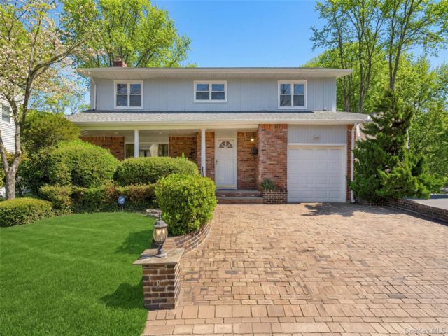  4 BR,  3.00 BTH &nbsp;Colonial style home in Great Neck