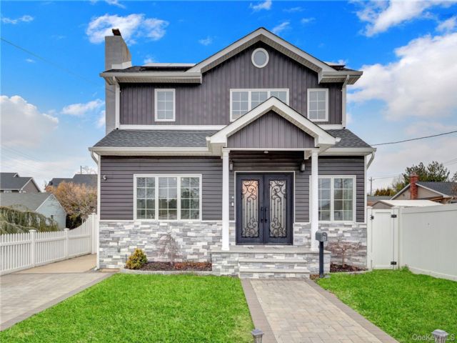  5 BR,  4.00 BTH &nbsp;Contemporary style home in Farmingdale