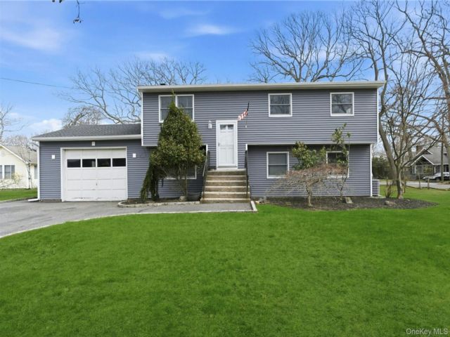  3 BR,  1.00 BTH &nbsp;Hi ranch style home in East Patchogue