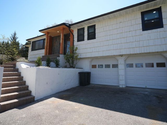  4 BR,  2.00 BTH &nbsp;Raised ranch style home in East Setauket