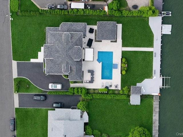  4 BR,  4.00 BTH &nbsp;Modern style home in West Islip