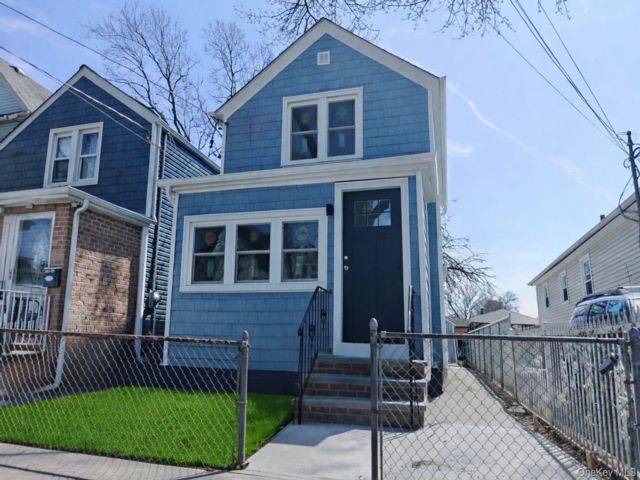  3 BR,  3.00 BTH &nbsp;Cape cod style home in South Ozone Park
