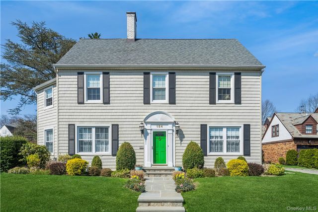  5 BR,  3.00 BTH &nbsp;Colonial style home in Garden City