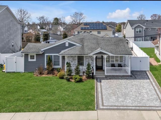  4 BR,  2.00 BTH &nbsp;Ranch style home in Syosset