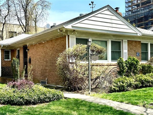  3 BR,  3.00 BTH &nbsp;Ranch style home in Forest Hills