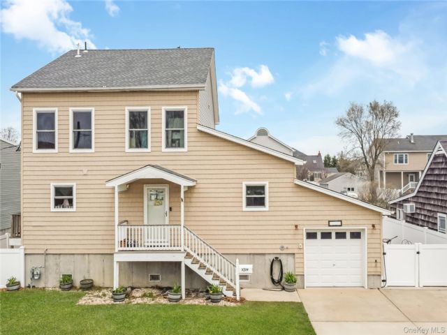  3 BR,  2.00 BTH &nbsp;Colonial style home in Seaford