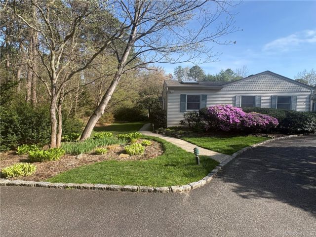  1 BR,  1.00 BTH &nbsp;Ranch style home in Dix Hills