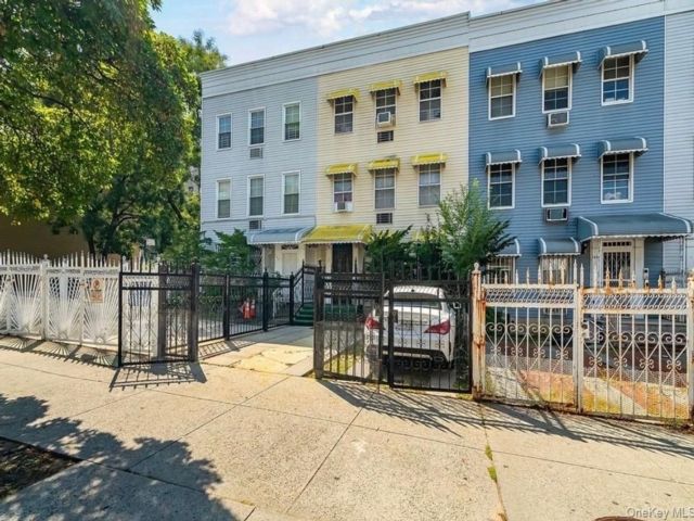  3 BR,  2.00 BTH &nbsp;House style home in Morris Heights