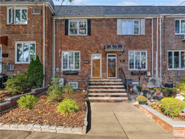  2 BR,  2.00 BTH &nbsp;Colonial style home in Whitestone