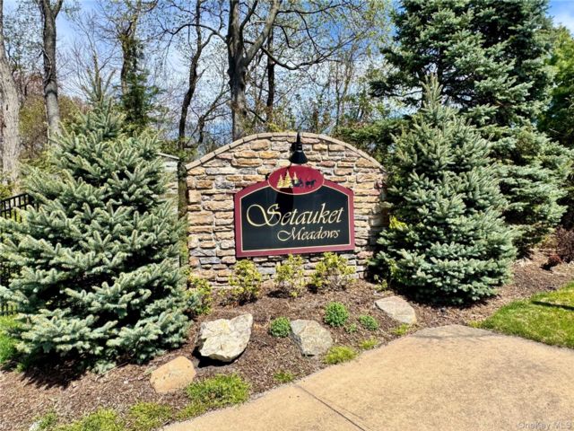  2 BR,  3.00 BTH &nbsp;Condo style home in East Setauket