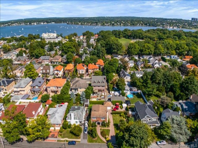  5 BR,  3.00 BTH &nbsp;Contemporary style home in Bayside