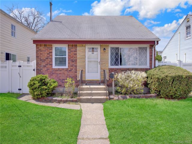  4 BR,  1.00 BTH &nbsp;Cape cod style home in Bethpage