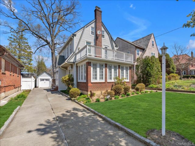  3 BR,  2.00 BTH &nbsp;Colonial style home in Flushing