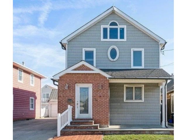  4 BR,  3.00 BTH &nbsp;Colonial style home in Atlantic Beach