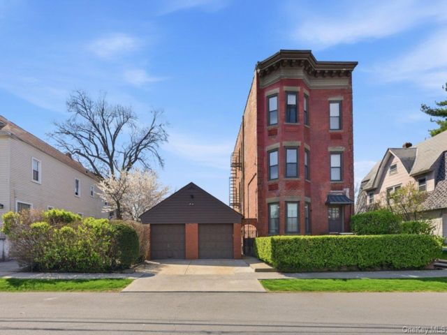  5 BR,  3.00 BTH &nbsp;Colonial style home in Yonkers
