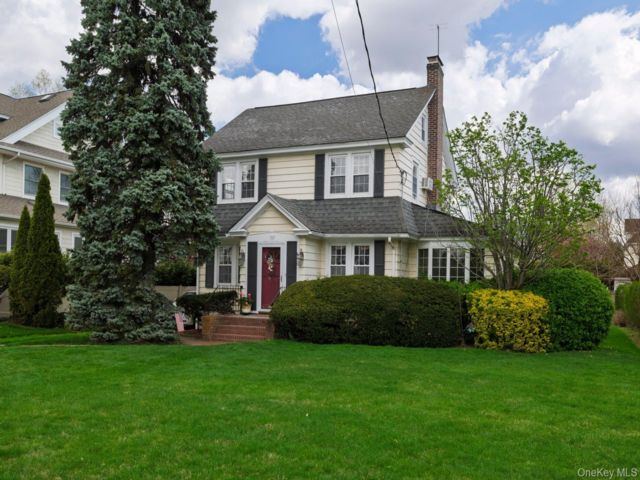  3 BR,  2.00 BTH &nbsp;Colonial style home in Rockville Centre