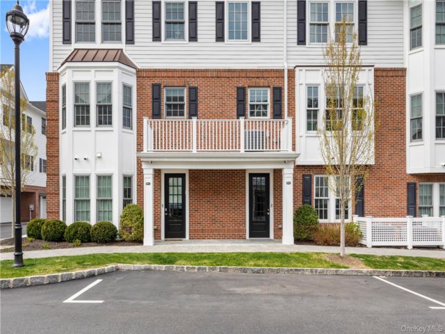  3 BR,  4.00 BTH &nbsp;Condo style home in Roslyn
