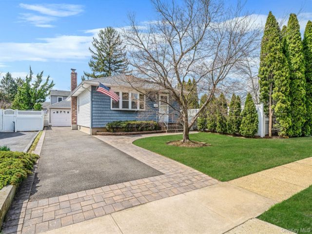  3 BR,  2.00 BTH &nbsp;Ranch style home in Massapequa