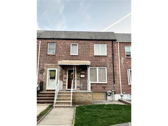  3 BR,  2.00 BTH &nbsp;House style home in Middle Village