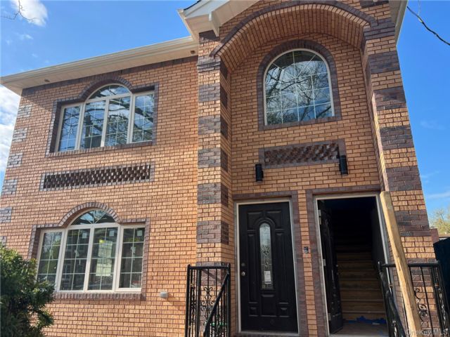  8 BR,  4.00 BTH &nbsp;House style home in Springfield Gardens