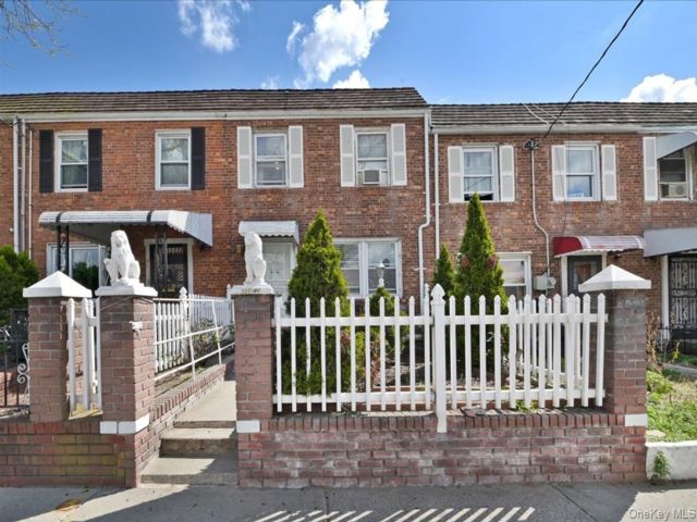  3 BR,  2.00 BTH &nbsp;Colonial style home in Queens Village