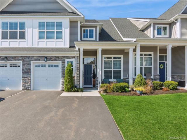  2 BR,  3.00 BTH &nbsp;Condo style home in Yaphank