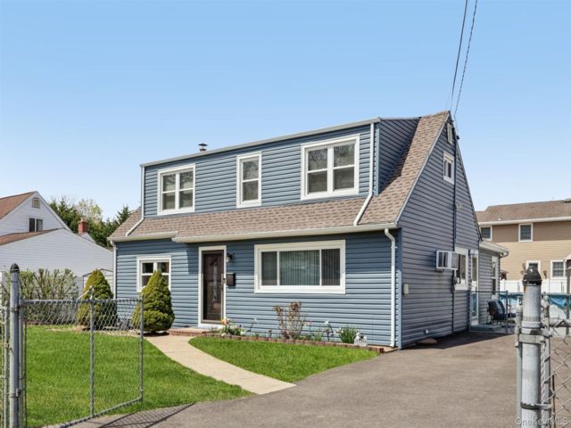  5 BR,  2.00 BTH &nbsp;Exp cape style home in West Babylon