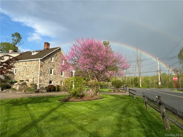  4 BR,  5.00 BTH &nbsp;Colonial style home in Washingtonville