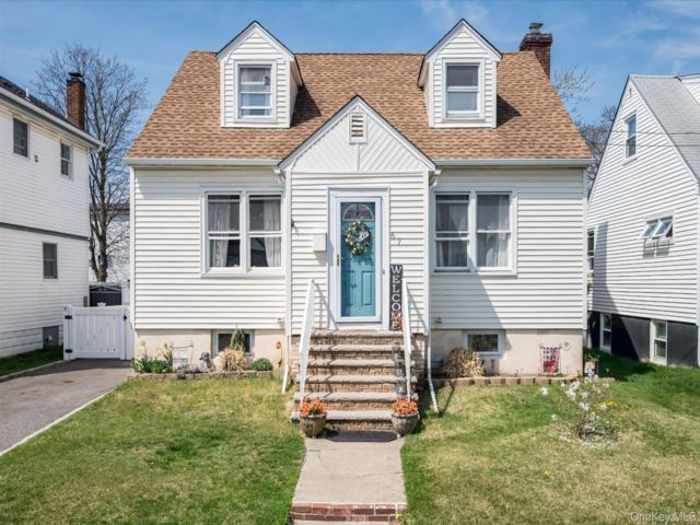  3 BR,  2.00 BTH &nbsp;Cape cod style home in East Rockaway