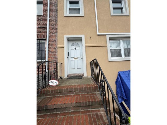  3 BR,  2.00 BTH &nbsp;Other style home in Kew Garden Hills