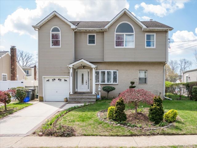  5 BR,  5.00 BTH &nbsp;Colonial style home in Roosevelt