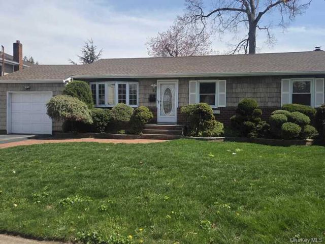  3 BR,  2.00 BTH &nbsp;Ranch style home in Lynbrook