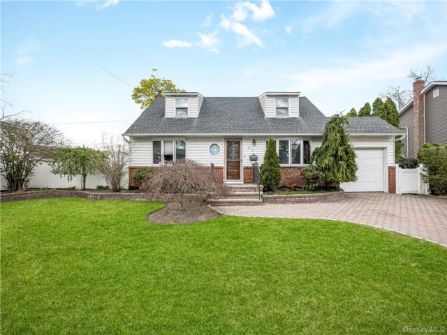  3 BR,  3.00 BTH &nbsp;Exp cape style home in Farmingdale