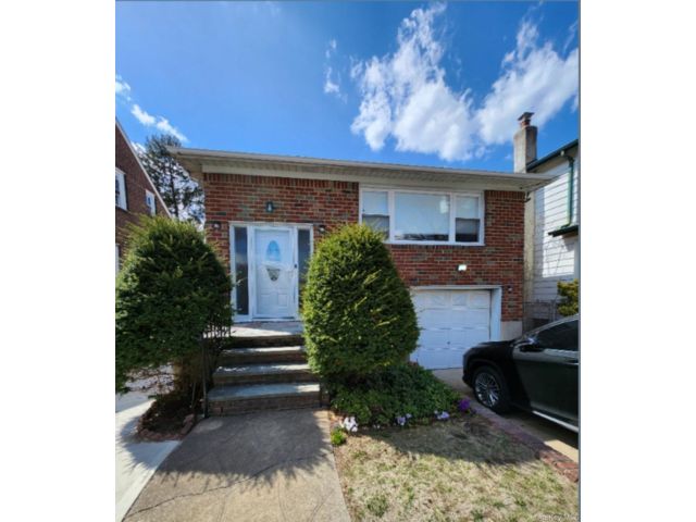  3 BR,  2.00 BTH &nbsp;Exp ranch style home in Floral Park